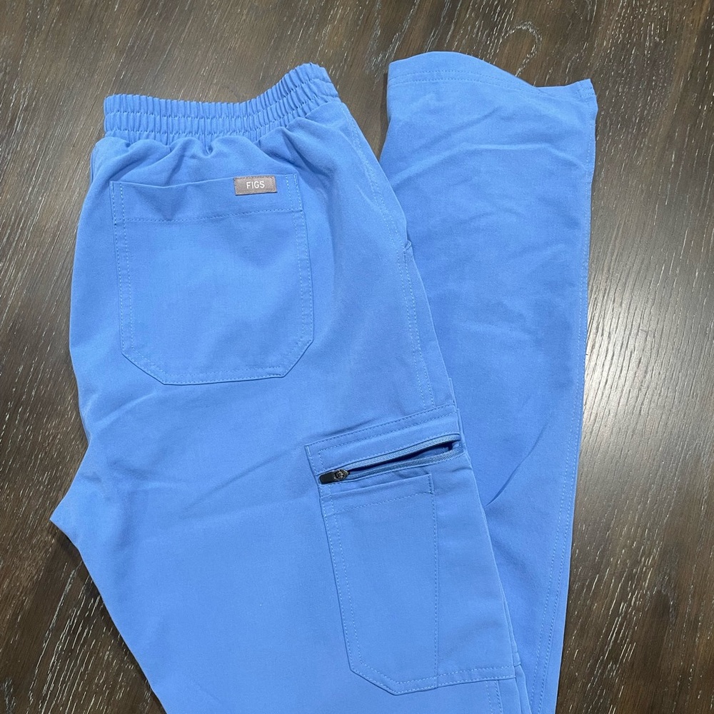 Womens figs skinny scrub pant!